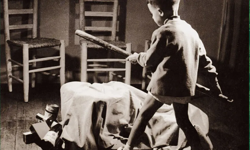 Fragment de la portada del llibre 'El tió de Nadal’ de Josep Fornés, on s'ha recuperat una fotografia antiga d'un nen fent cagar el tió