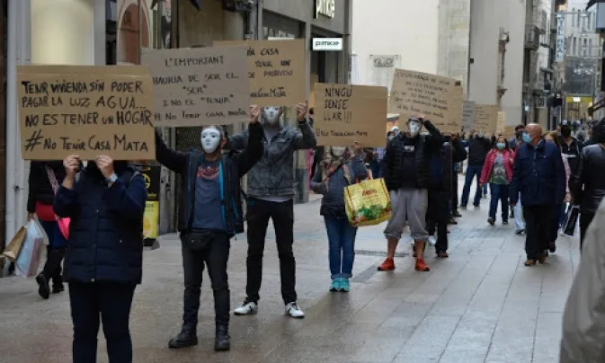 Reivindicació d'Arrels Sant Ignasi del dret a l’habitatge amb una cadena humana a la Plaça Paeria l'any 2020.