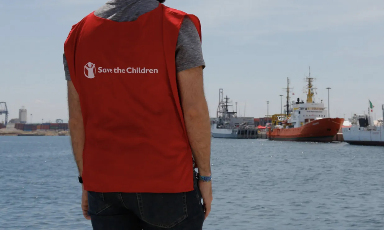 Un voluntari de Save The Children, en una de les seves tasques de voluntariat.