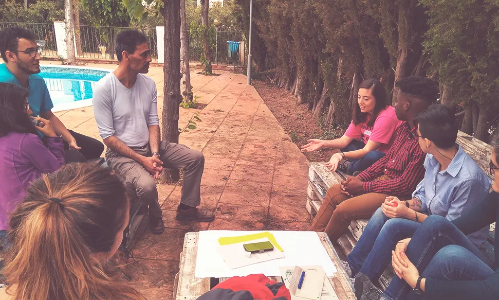 Exemple d'una reunió entre voluntaris del Servei Civil Internacional de Catalunya.