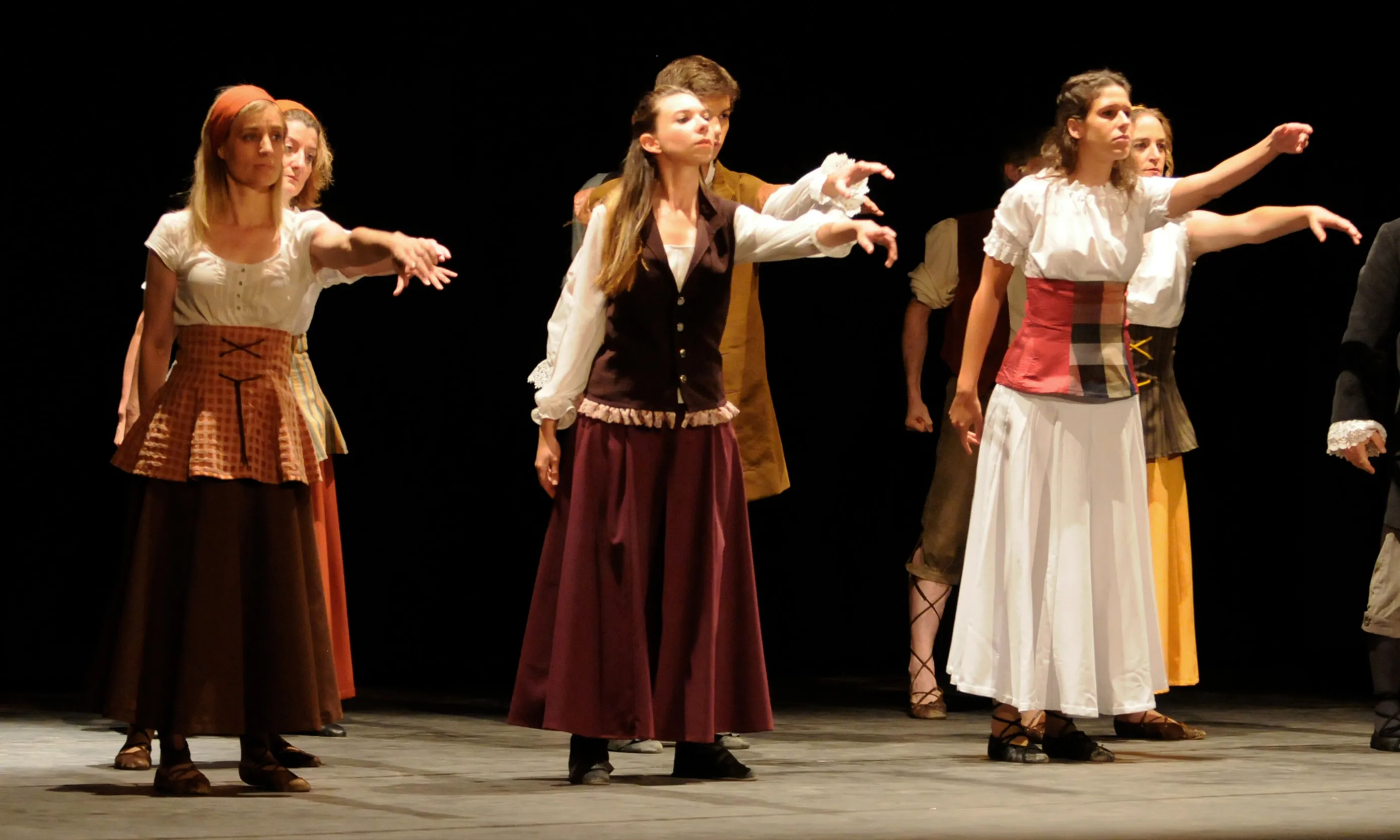 Fragment de l'obra '1714' del Grup de Dansa Cor de Catalunya, que representa la caiguda de Barcelona l'any 1714 davant les tropes borbòniques.