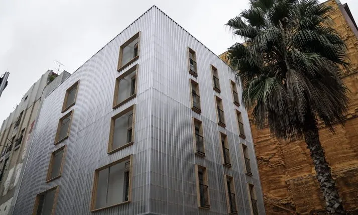 Edifici d'habitatge social al barri Gòtic de Barcelona construït amb contenidors reciclats del port.