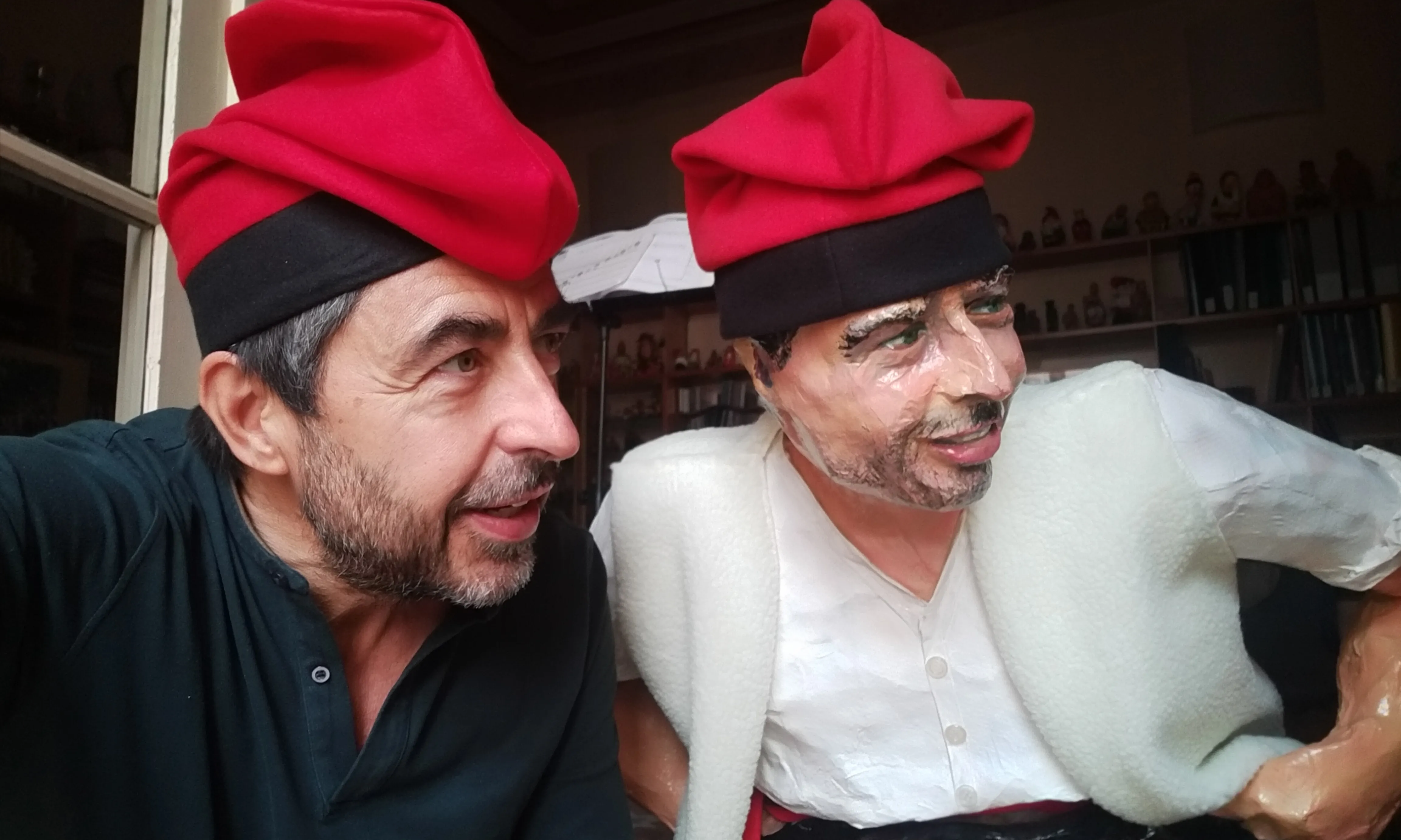 El president de l'Associació Amics del Caganer, Xavier Borell, juntament amb un figura del Caganer d'ell mateix