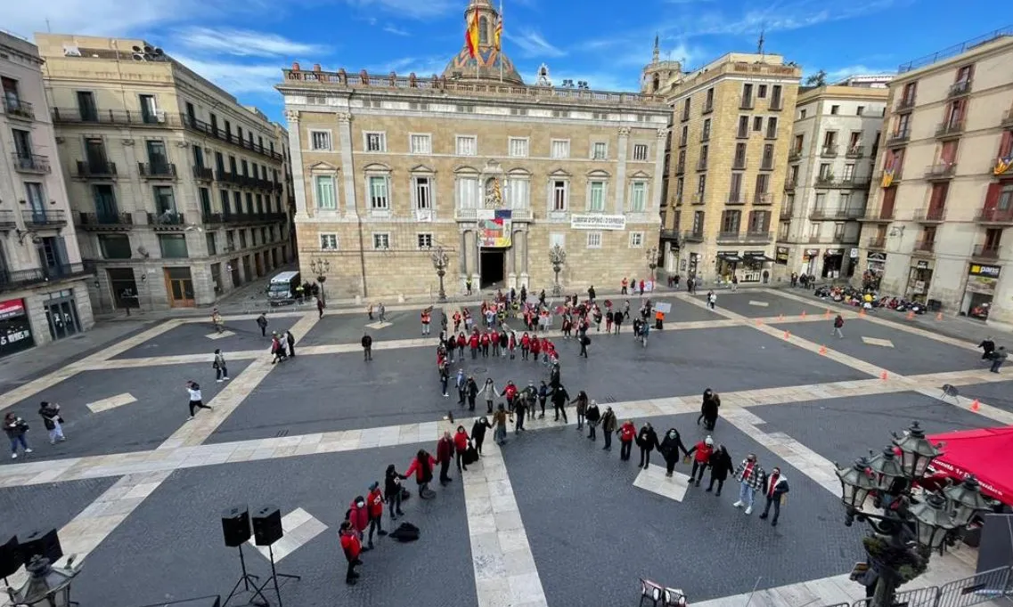 Llaços per la Sida a la Plaça Sant Jaume de Barcelona.