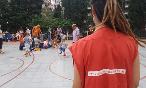 Una animadora mira com juguen els infants