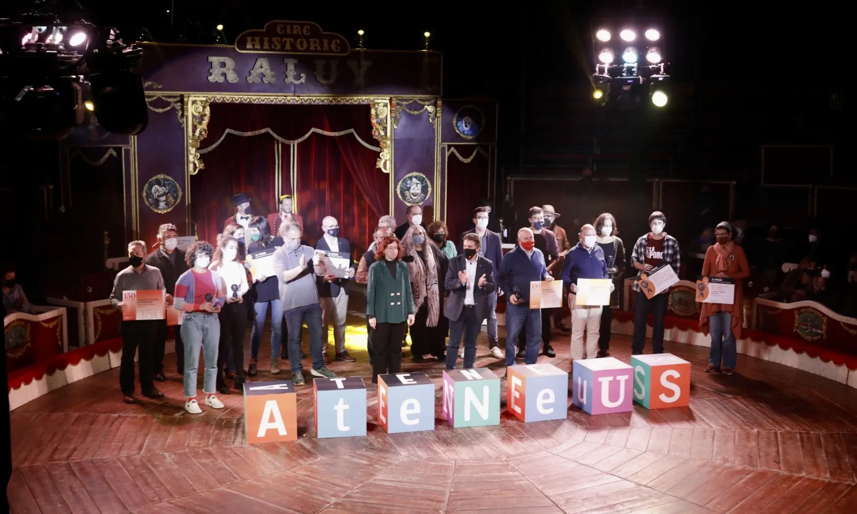 Cerimònia d'entrega dels Premis Ateneus 2021, en una carpa del Circ Històric Raluy, a Barcelona.