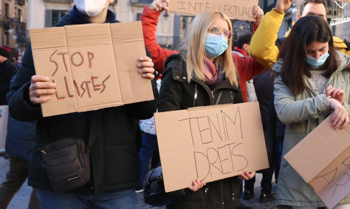 Un moment de a protesta la Plaça de Sant Jaume, a Barcelona, el dia internacional de les persones amb discapacitat.