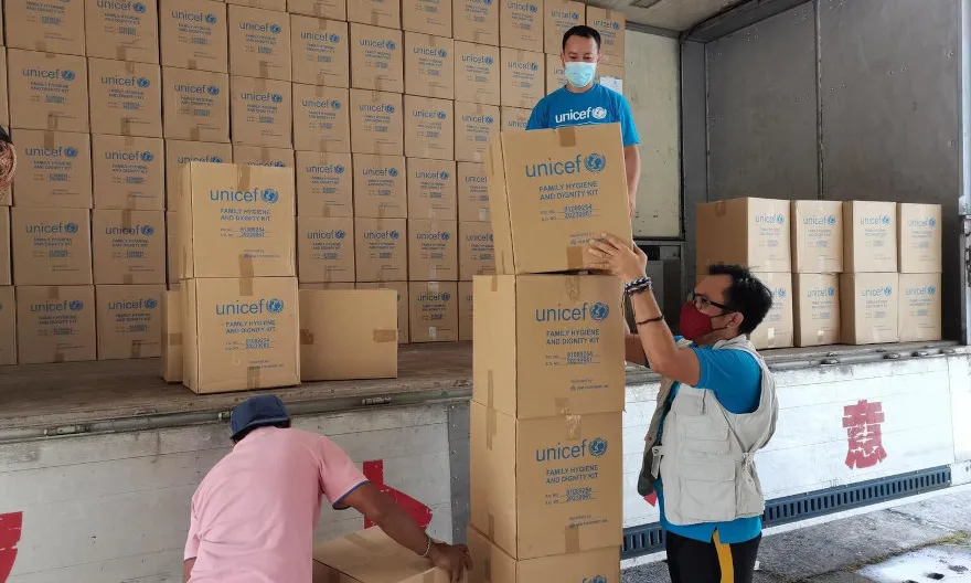 Personal d'emergències humanitàries d'UNICEF organitzant els subministraments enviats a les Filipines.