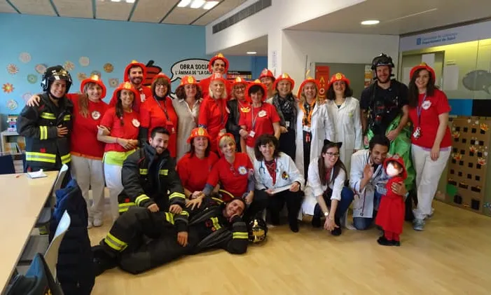 Els Bombers Solidaris en una de les visites als hospitals que realitzen sovint.