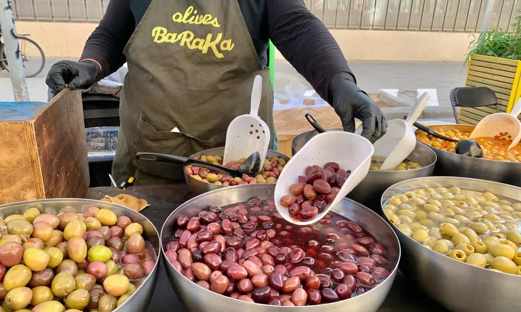 Parada en un Mercat de Pagès d'Olives Baraka, producte totalment artesanal i de proximitat.