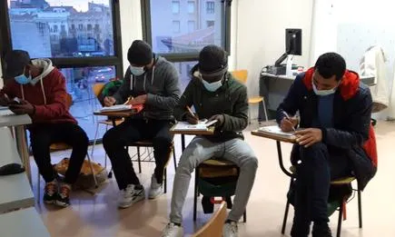 Persones usuàries de Càrites Lleida fent la cata als reixos mags. 