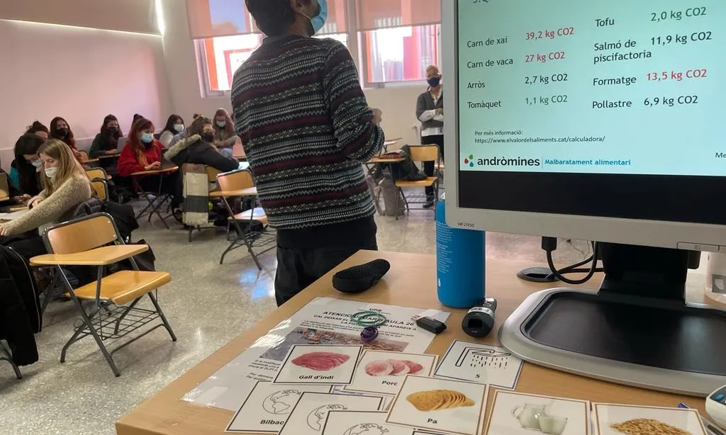 El projecte 'Dignitat de sobres' té l'objectiu de sensibilitzar i formar tots els sectors de la població, per lluitar contra el malbaratament alimentari.