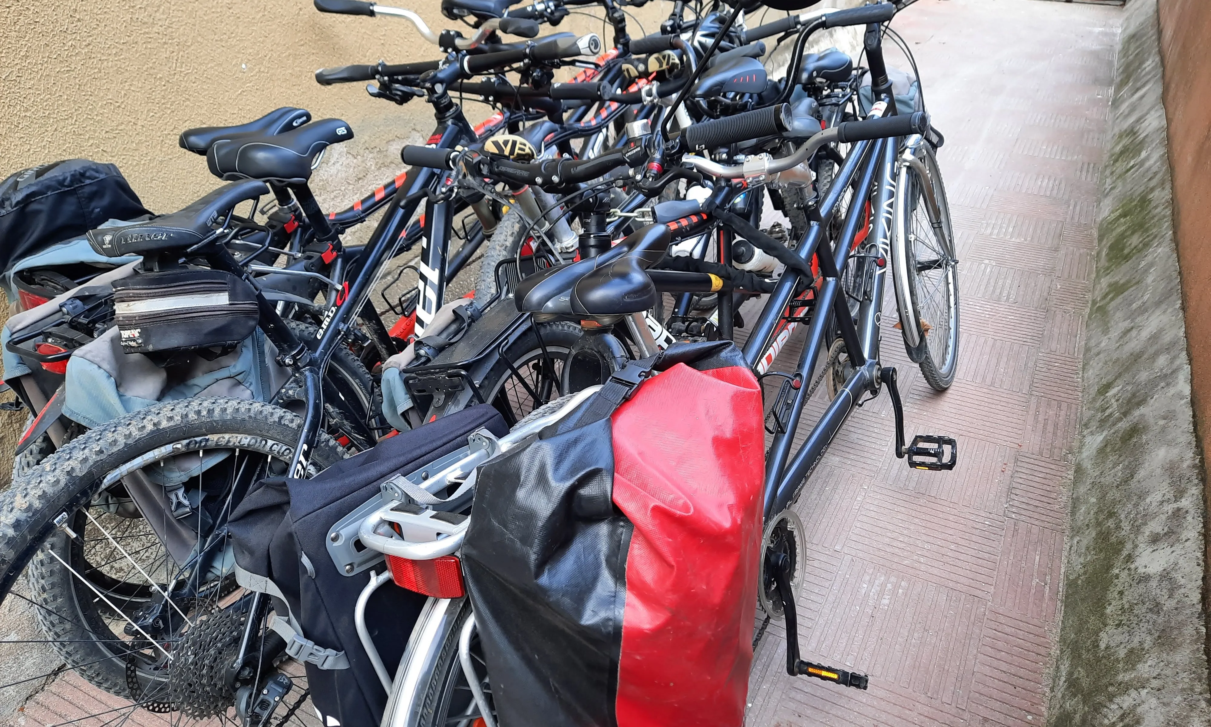L'impacte mediambiental d'utilitzar la bicicleta com a mitjà de transport és positiu: menys soroll, menys emissió de combustibles fòssils i menys ocupació.