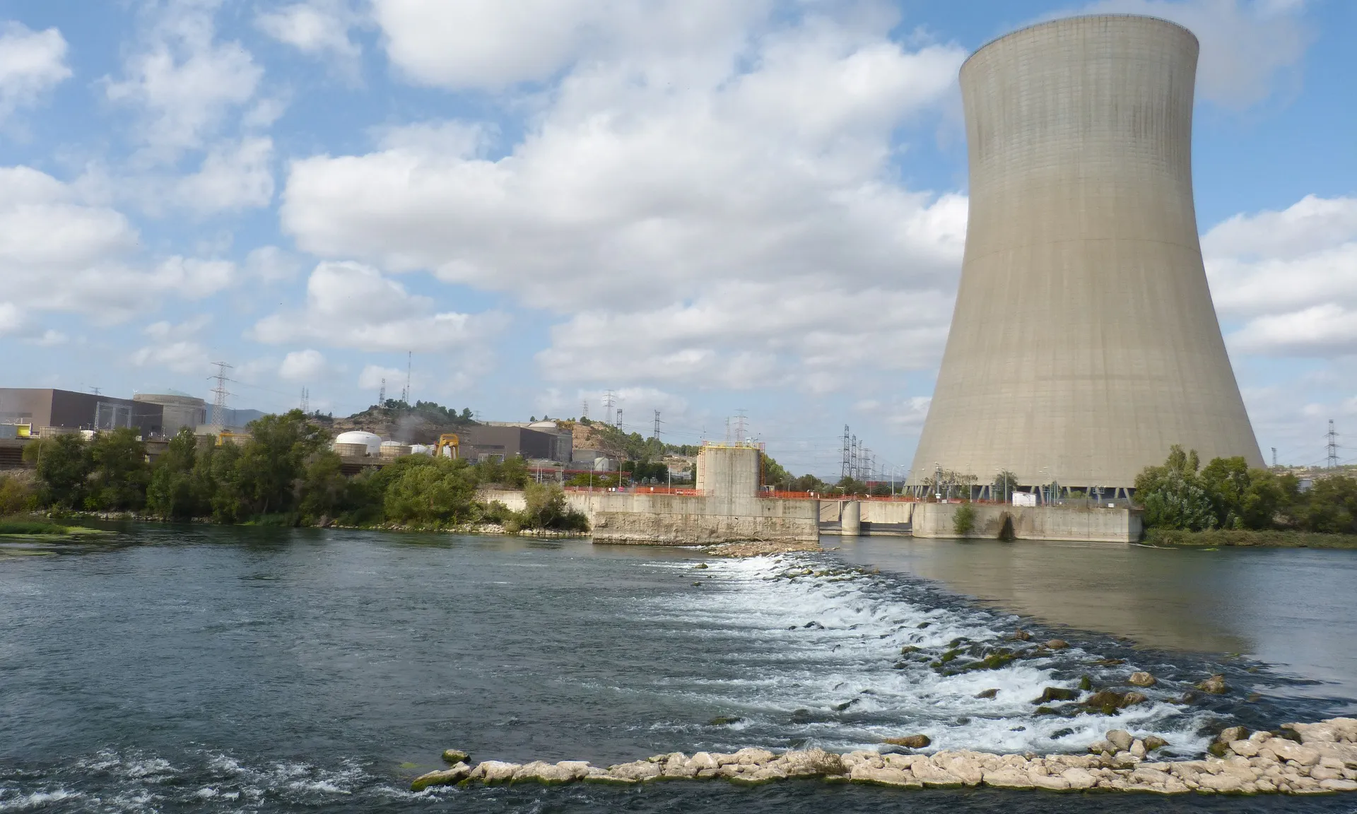 Central nuclear situada a Ascó, a la Ribera d'Ebre. Central nuclear situada a Ascó, a la Ribera d'Ebre.