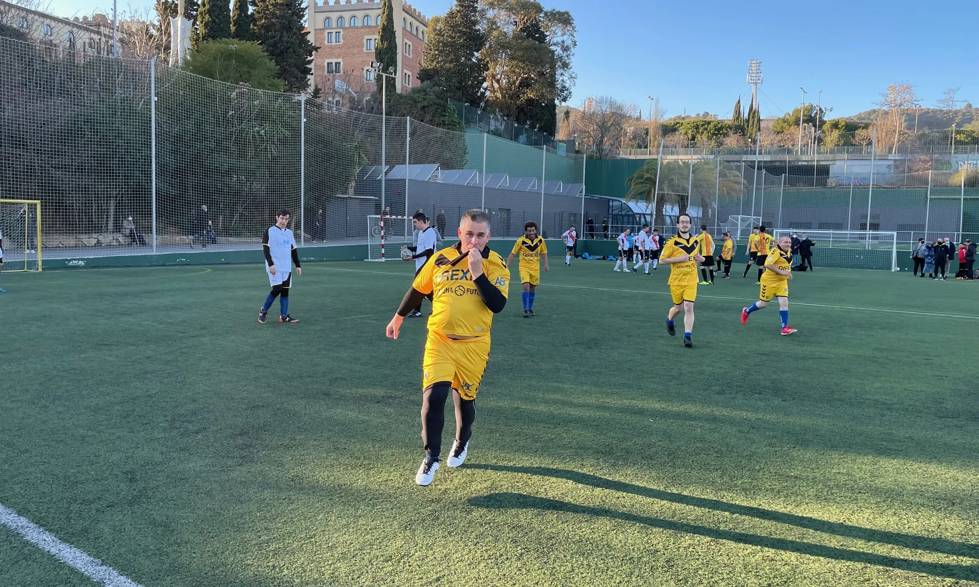 El CF Badalona cedeix la seva equipació, d'entrenament i competició, material d'entrenament i les instal·lacions per a tots els entrenaments.