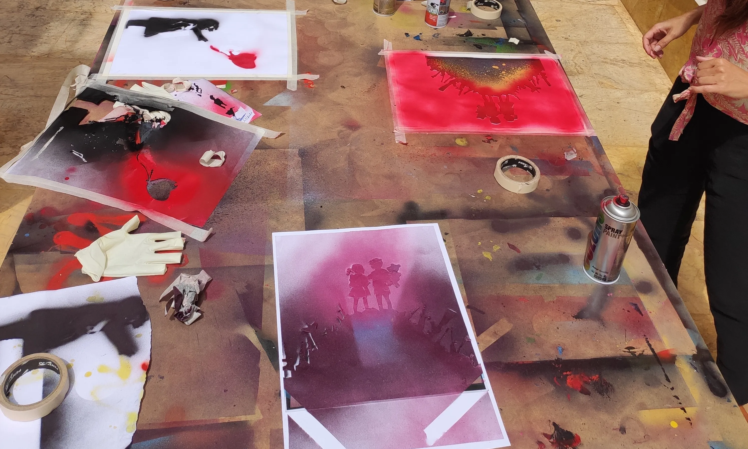 Diferents obres creades per les participants del Projecte Claudel, en un taller de grafiti. L'objectiu és empoderar-les i proporcionar nous recursos de superació.