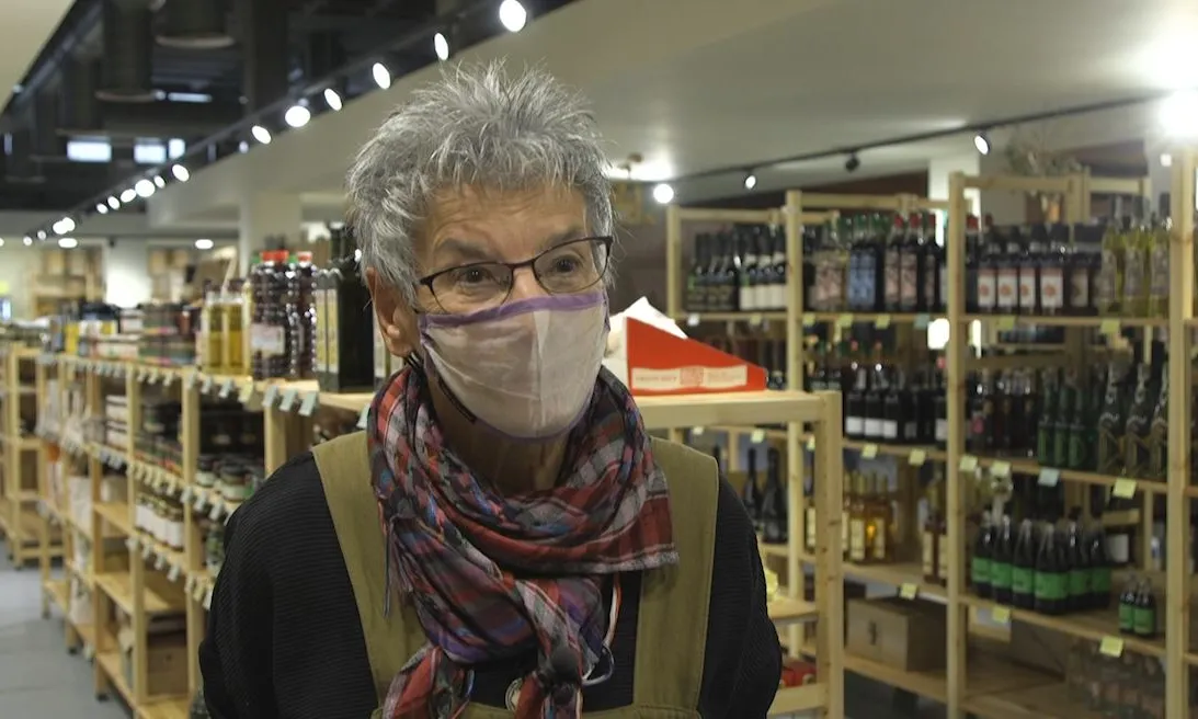 Tots els socis i sòcies participen al supermercat cooperatiu aportant tres hores mensuals.