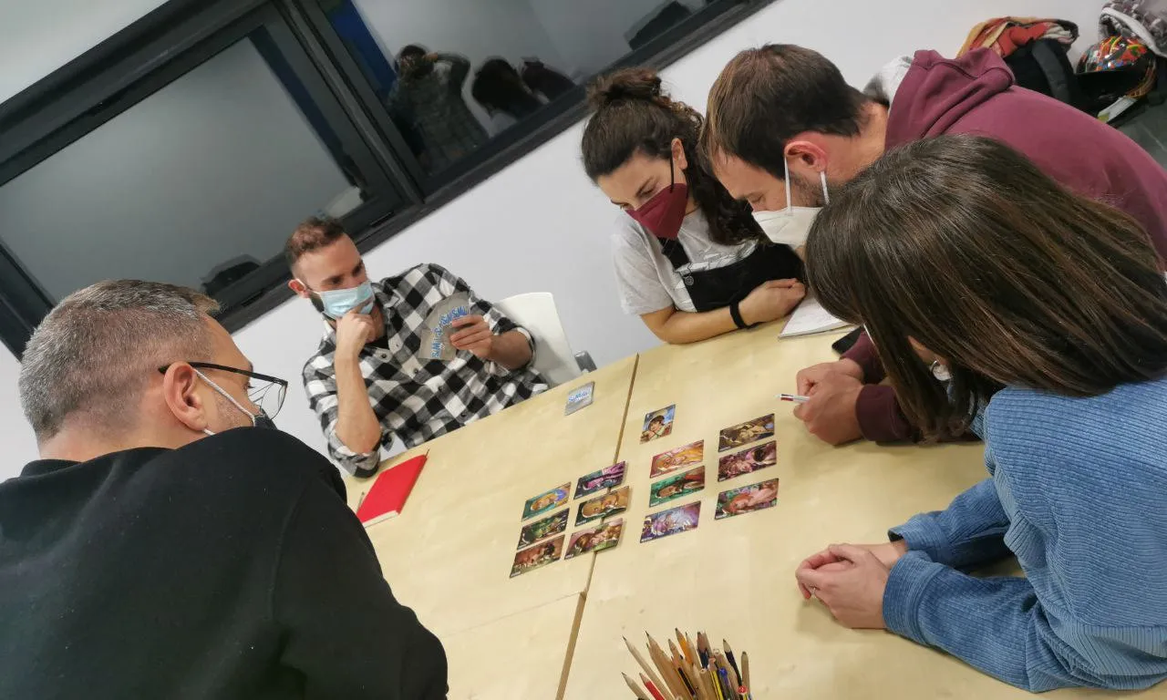 Part de l'equip de Revolúdica participant en un joc de cartes.
