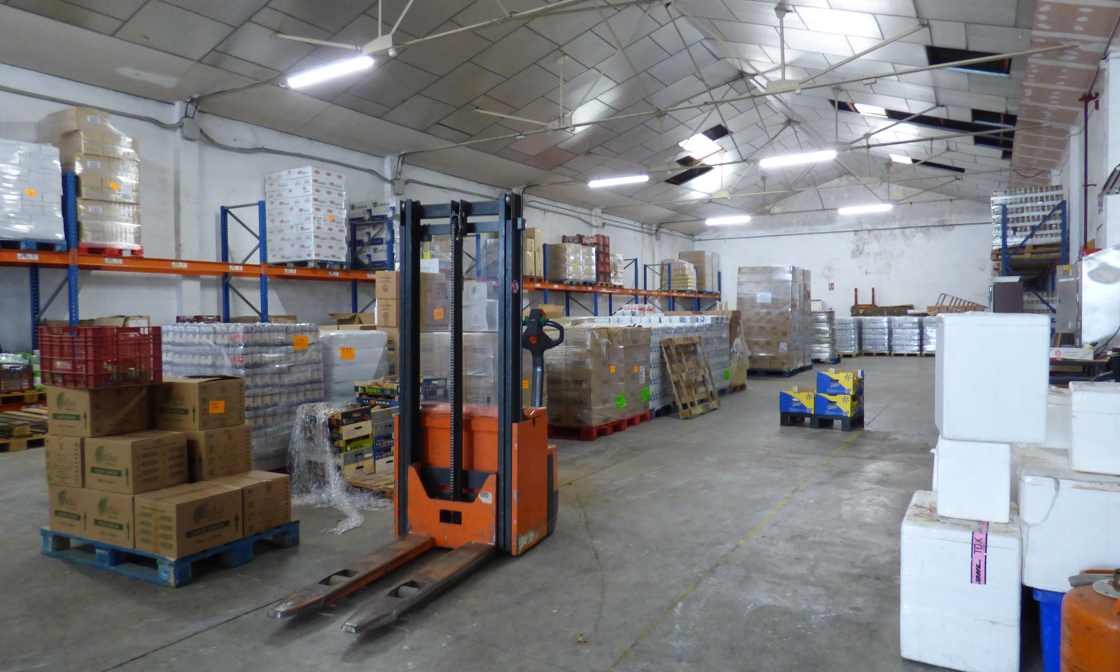 La Fundació disposa d'un banc d'aliments que assisteix entre 1.100 i 1.200 famílies.