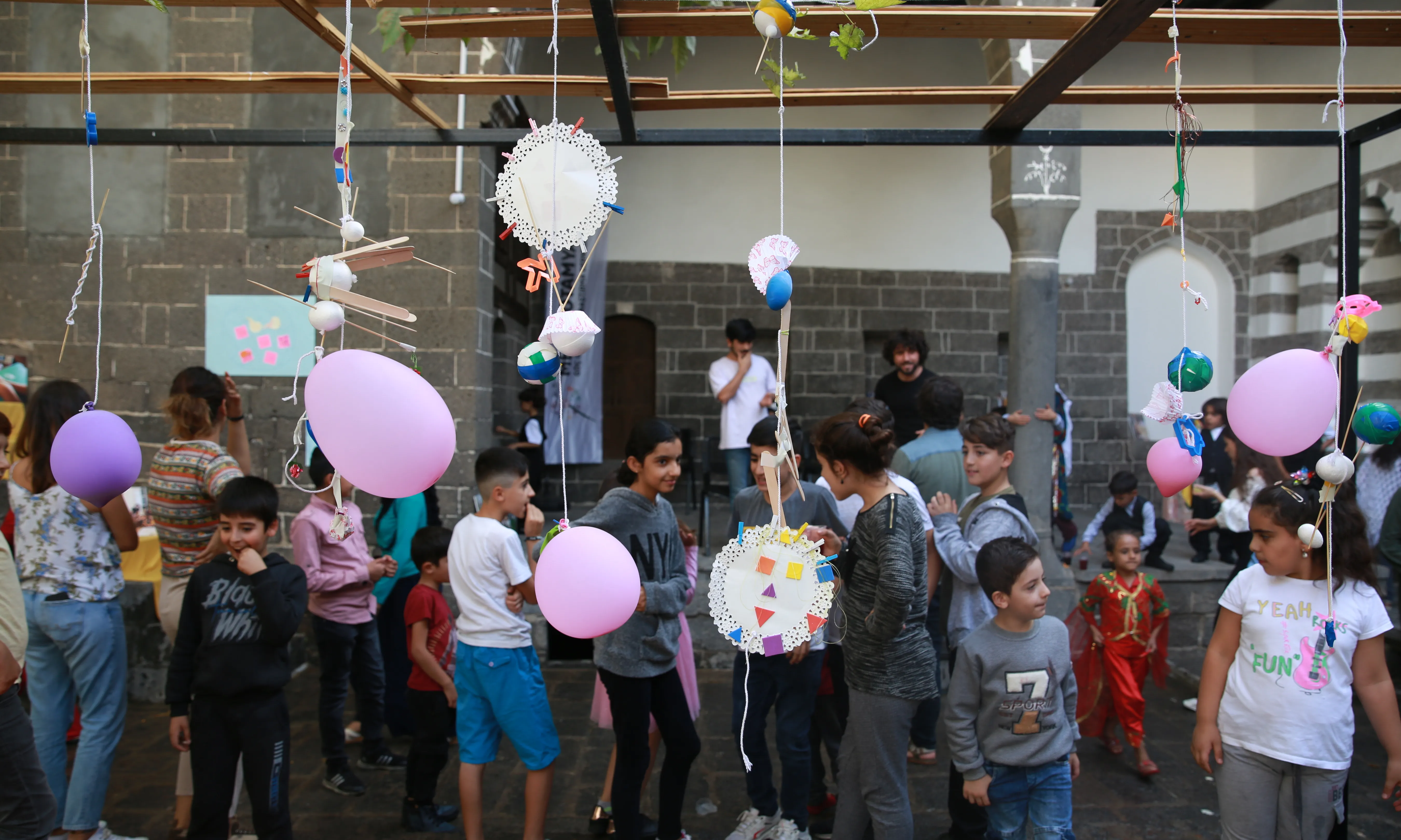 La finalitat de les activitats pensades per a infants refugiats és fer-los sentir només infants, acompanyar-los en una experiència creativa.