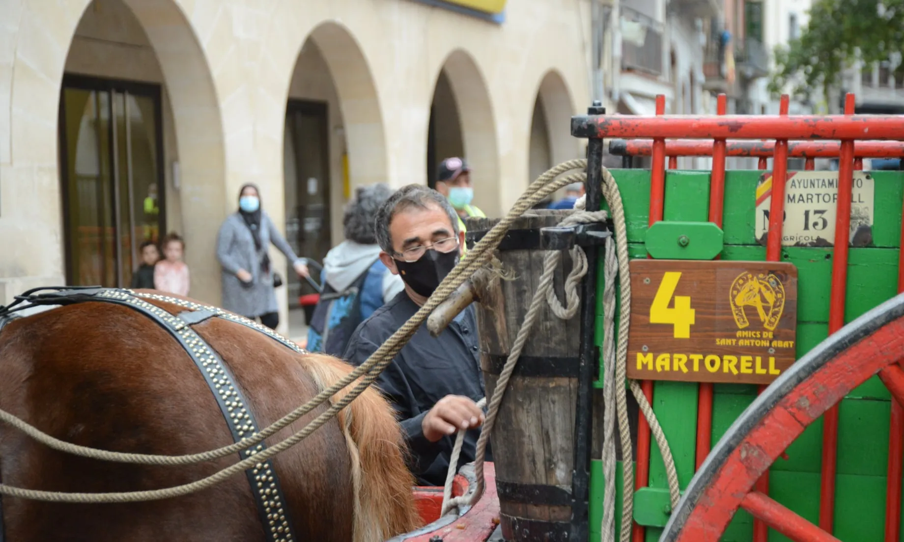 Detall d'un membre dels Amics de Sant Antoni Abat de Martorell arreglant un dels carruatges, en la celebració dels Tres Tombs 2021.