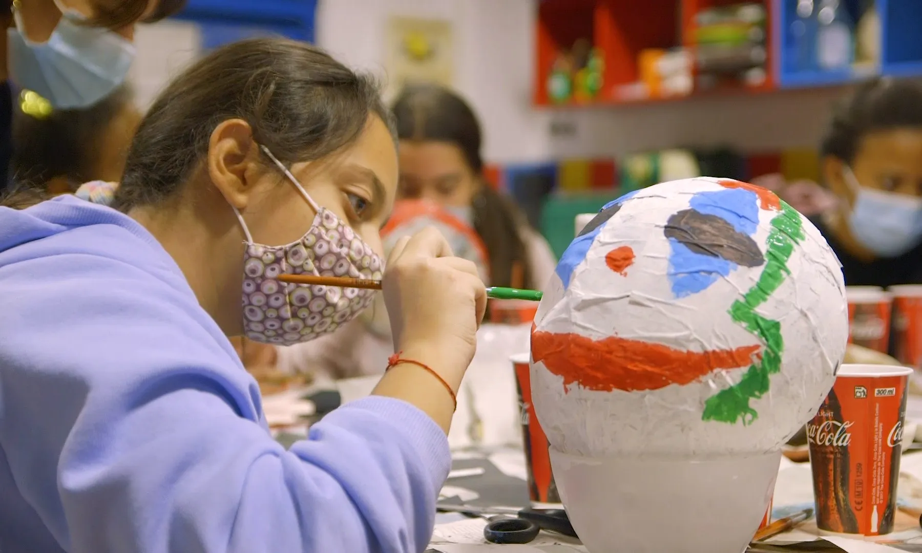 Un taller d'extraescolars i educació en el lleure impartit per la Fundació Comtal, que treballa per garantir els drets essencials dels nens i nenes.