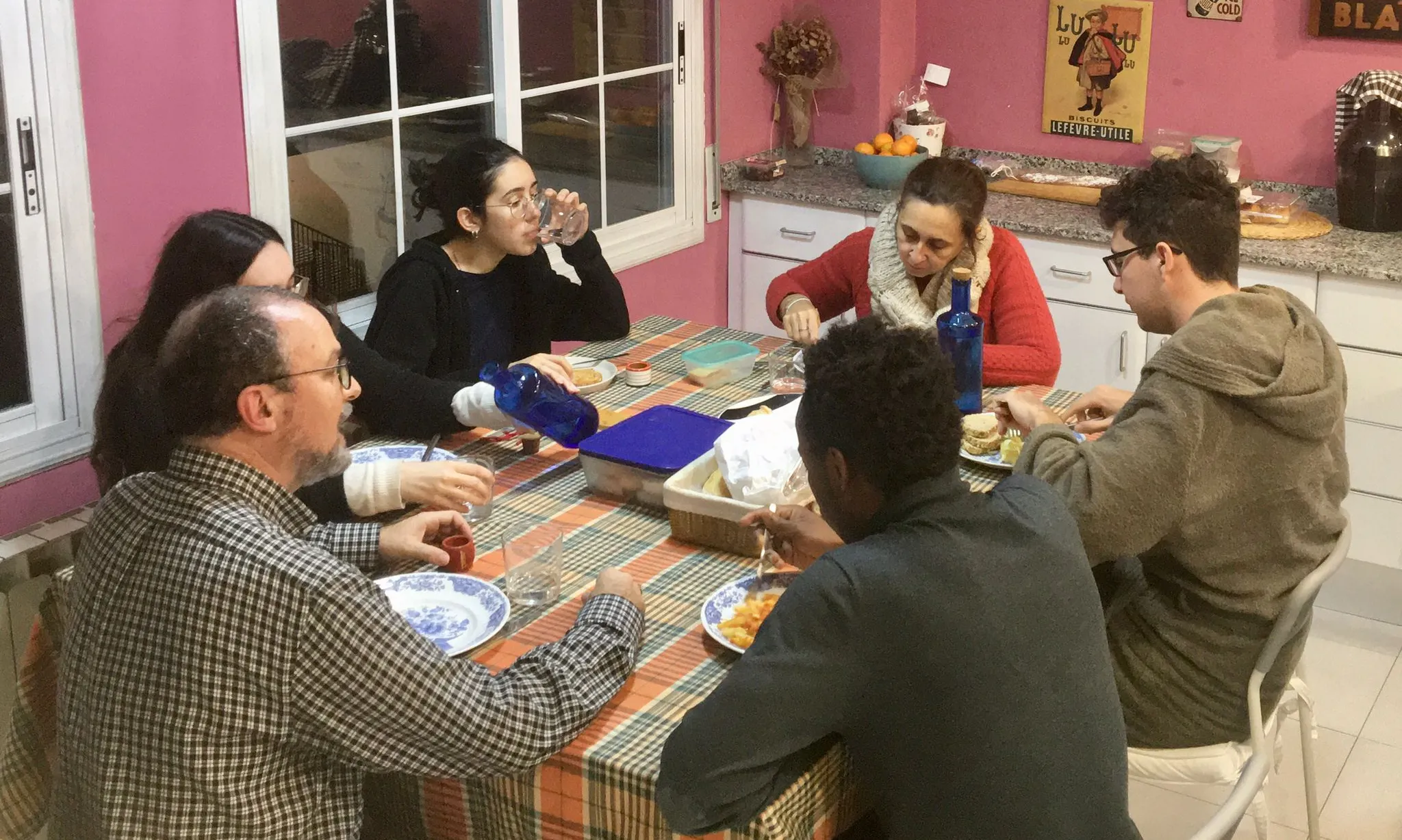 La Xarxa d’Hospitalitat de la Fundació Migra Studium connecta famílies acollidores amb persones refugiades. 