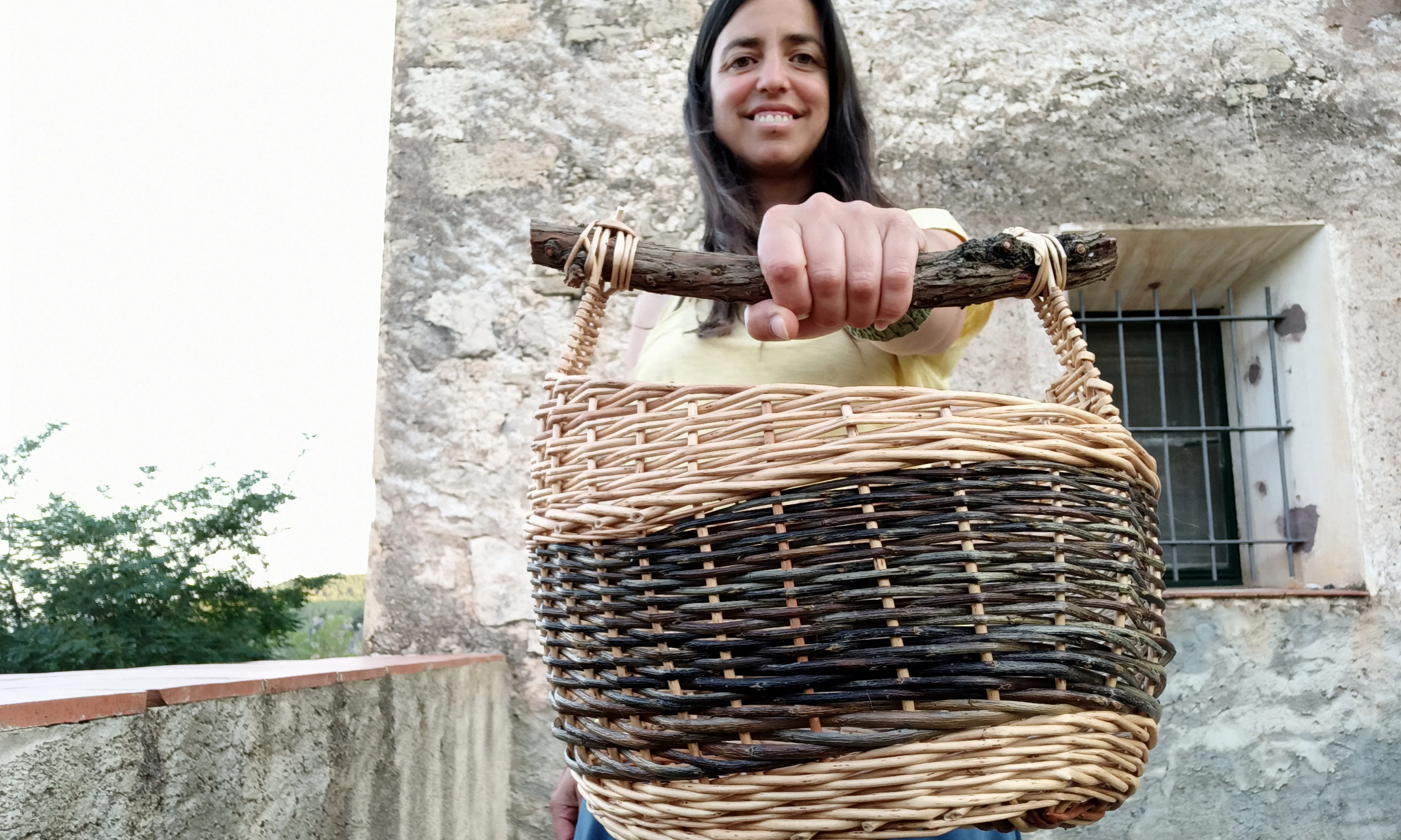 Una de les fundadores del projecte, Anna Sínia, va conèixer la cistelleria gràcies a un veí de 89 anys.