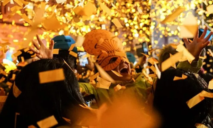 Fotografia que plasma una de les rues de disfresses més populars de la ciutat de Barcelona, abans que la pandèmia ens colpegés.