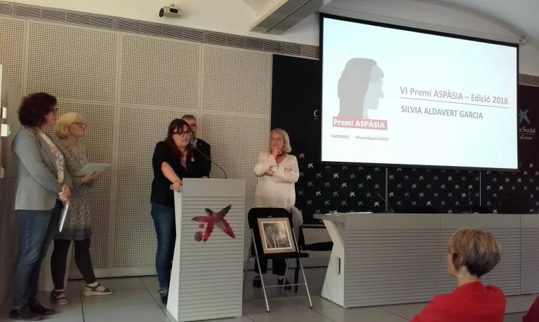 Sílvia Aldavert en el moment de rebre el Premi ASPÀSIA 2018 que entregava la xarxa de Dones Directives i Professionals de l’Acció Social (DDiPAS).