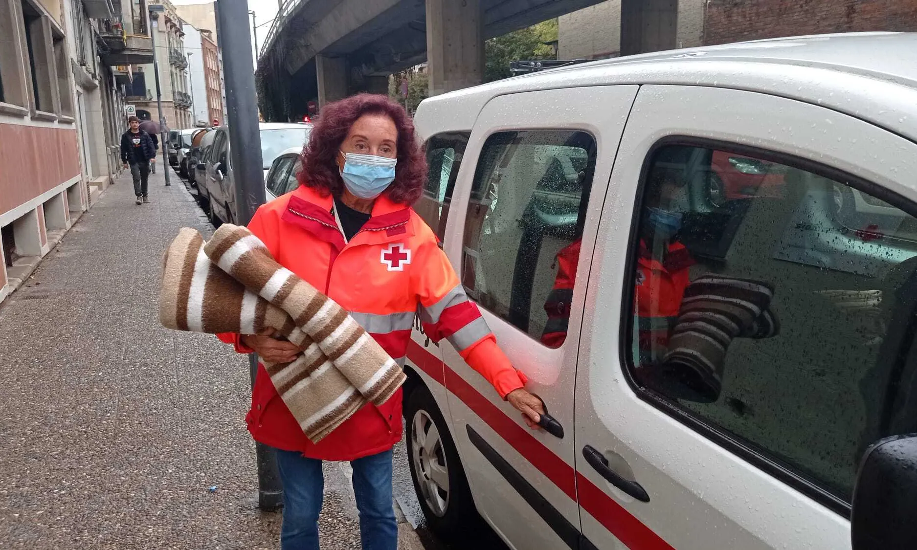 L'arribada del fred complica molt la situació de les persones sense llar i entitats com Creu Roja Girona distribueixen mantes.