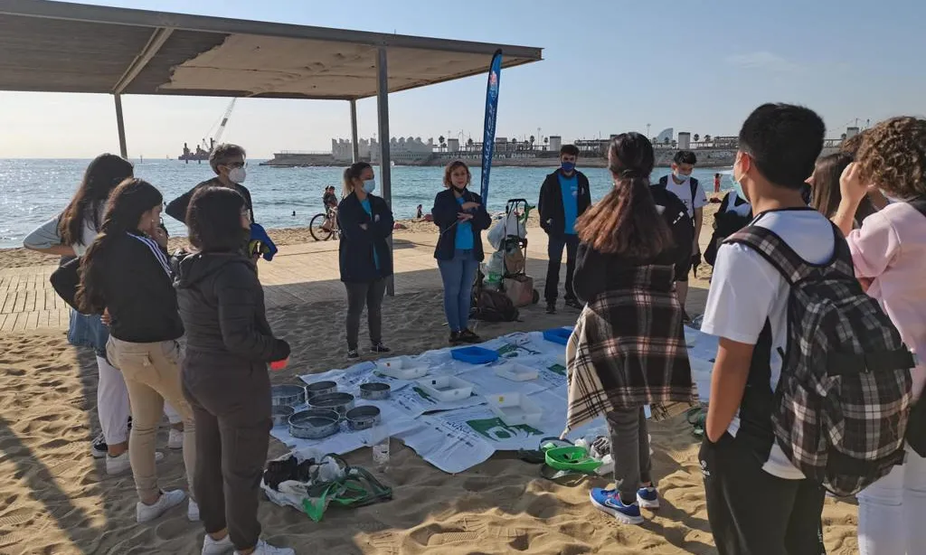 L'objectiu principal del projecte és canviar la visió del litoral que tenen les joves, per trobar solucions i propostes de millora de la zona.