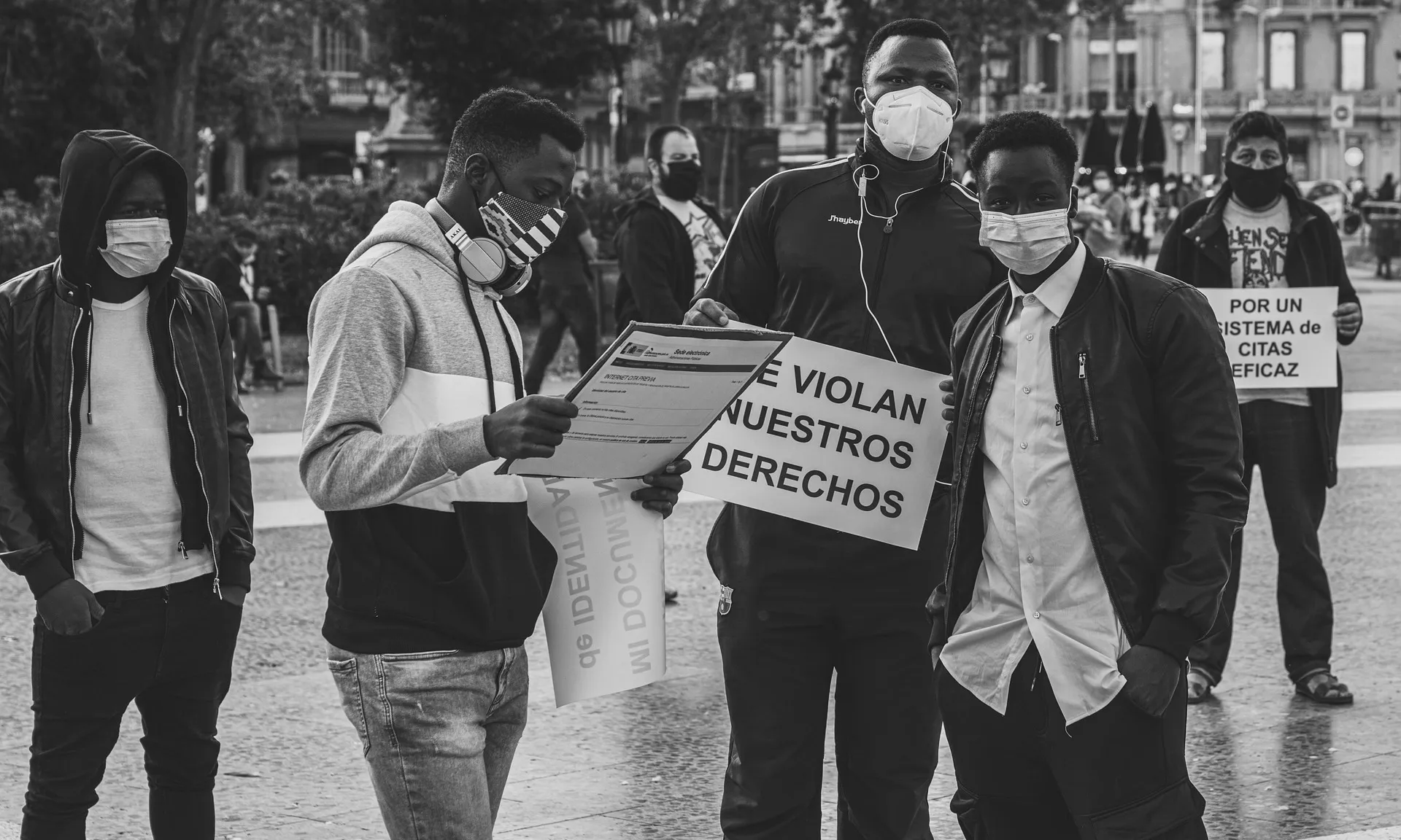 S'estima que entre 390.000 i 470.000 persones viuen en una situació administrativa irregular.
