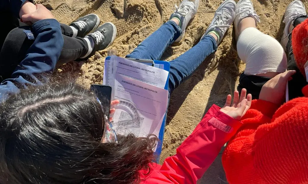 En el tercer bloc del projecte es treballen els impactes mediambientals i, per tant, les alumnes realitzen una anàlisi morfogeològic de la platja. 