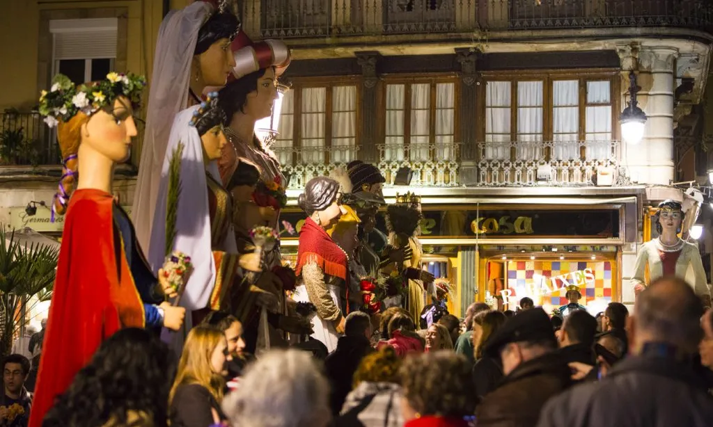 De la festivitat, un dels actes que més en destaca són les processons, les cercaviles i les passejades, on es mostren les gegantes i el bestiari.