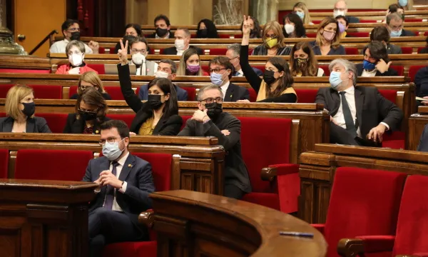 El moment de la votació de la proposta de llei per a la creació del Centre Català d'Empresa i Drets Humans al Parlament.
