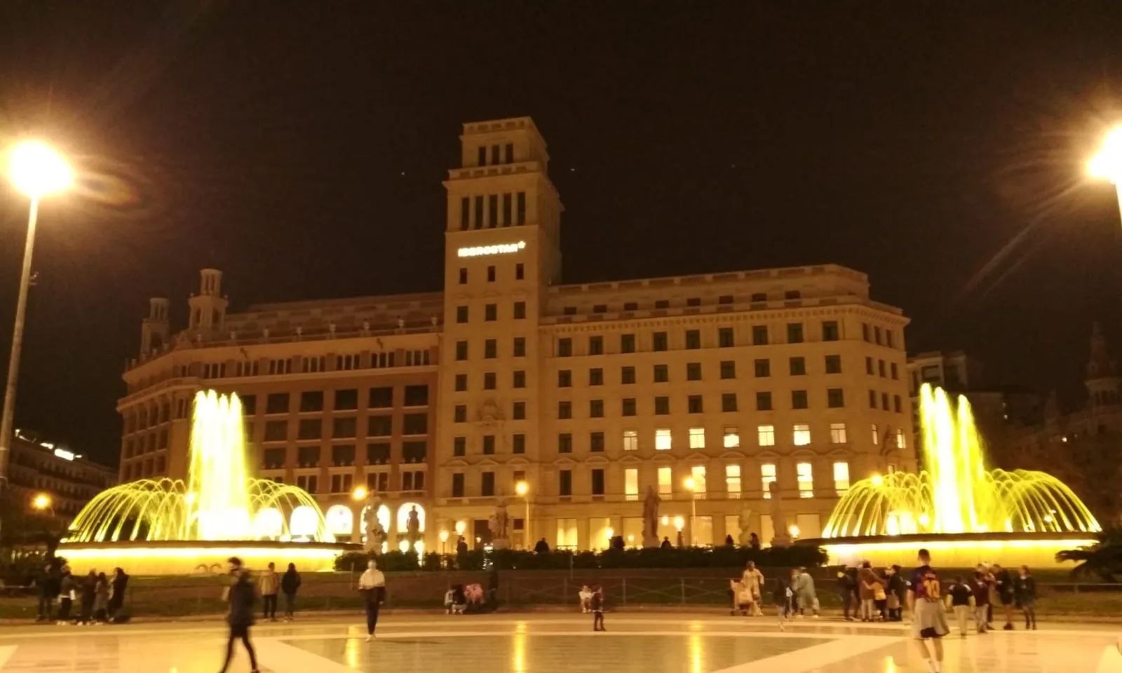 Projecció de llums grogues per visibilitzar l'endometriosi a la plaça Catalunya de Barcelona l'any passat 