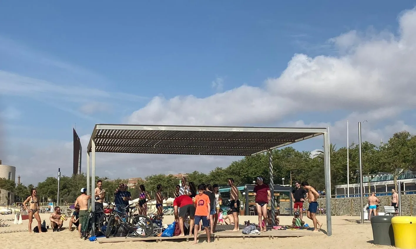 La plataforma denuncia que ciclistes i persones sense discapacitat invaeïxen els espais adaptats.