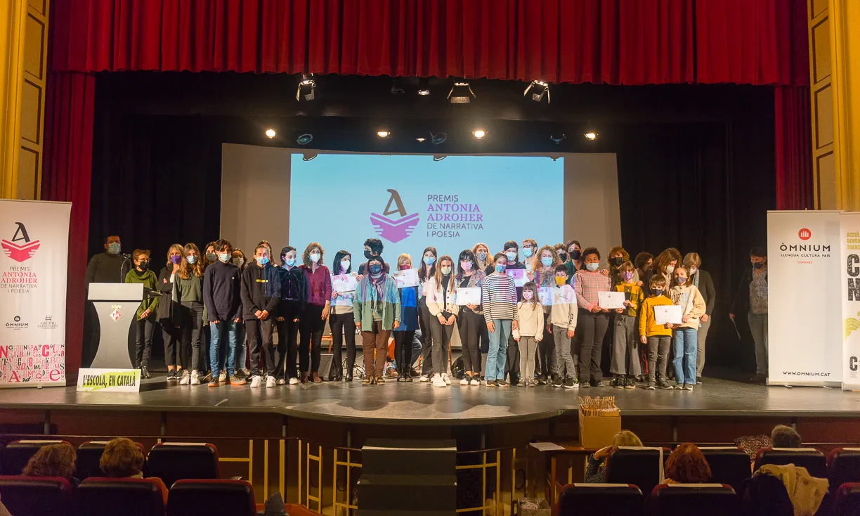 Foto de família de les guardonades al I Premis Antònia Adroher i Pascual