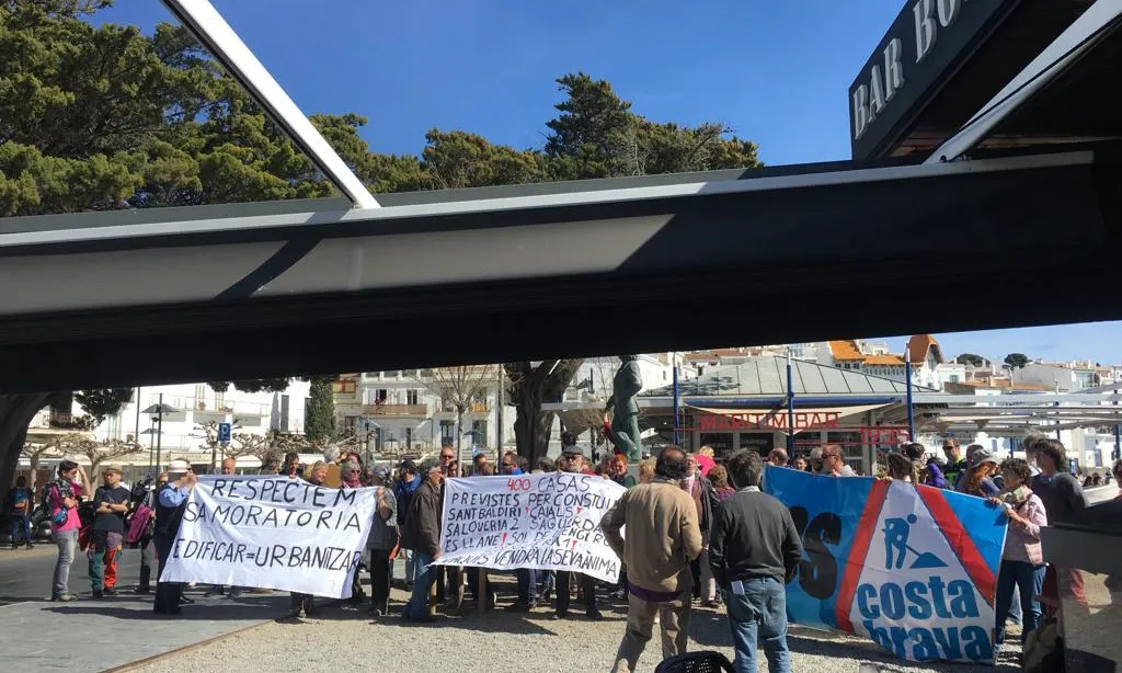 Imatge d'una mobilització en la que es demanava respectar la moratòria de noves construccions a Cadaqués.