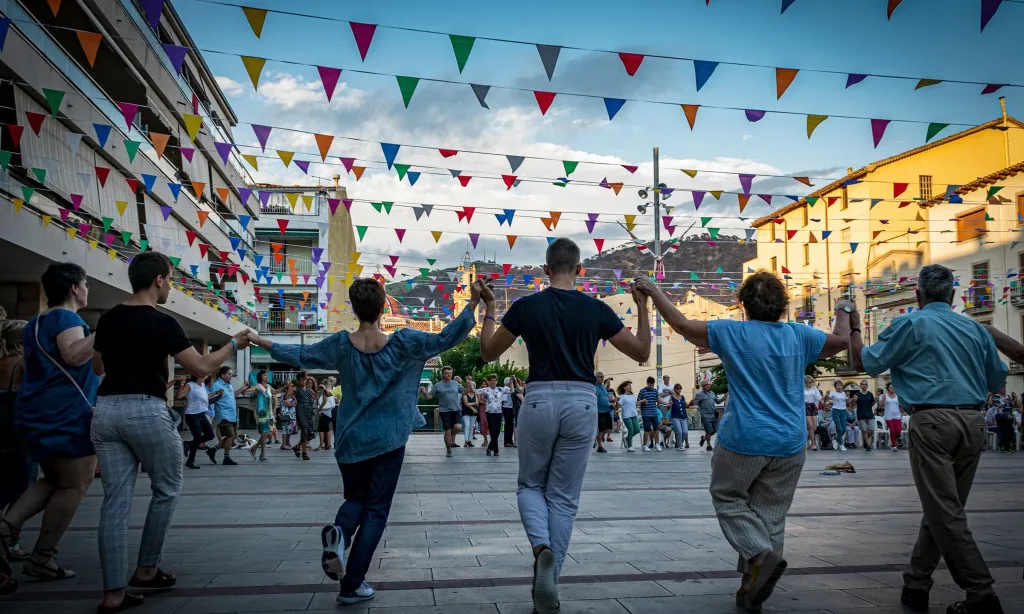 A través de la fusió de la sardana amb estils musicals com el rock, el folk, el jazz o el pop, i la barreja amb disciplines artístiques, es farà un canvi d'estil.
