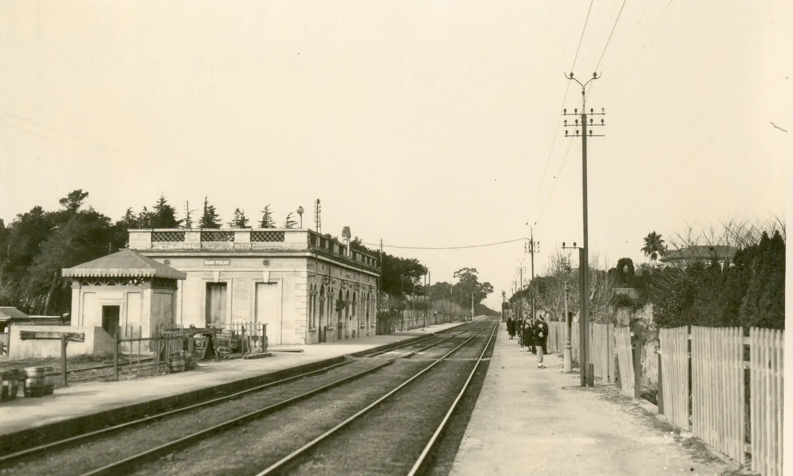 L'estació de tren de Sant Feliu de Llobregat és la més antiga d'Espanya en funcionament, de l'any 1854, i forma part de la línia Barcelona - Molins de Rei.