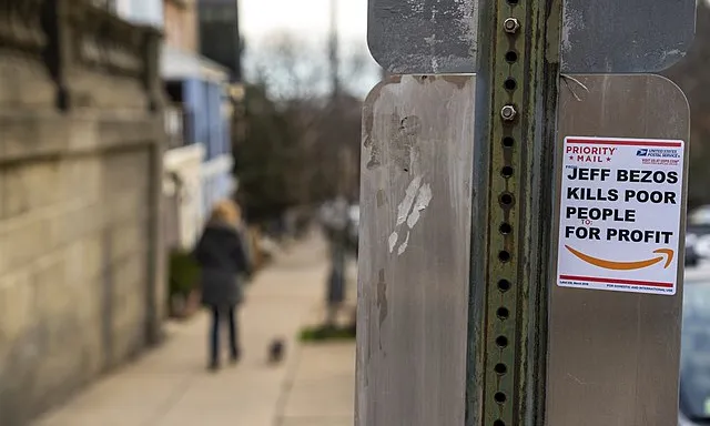 Una enganxina crítica amb Amazon en un carrer de Washington.