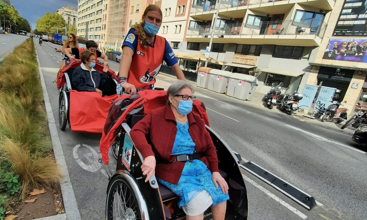 Joan Aragón, un dels voluntaris d'En Bici Sense Edat durant una de les passejades.