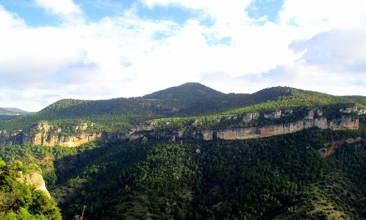 Imatge de les vistes, des del poble de Siurana, de les Muntanyes de Prades.