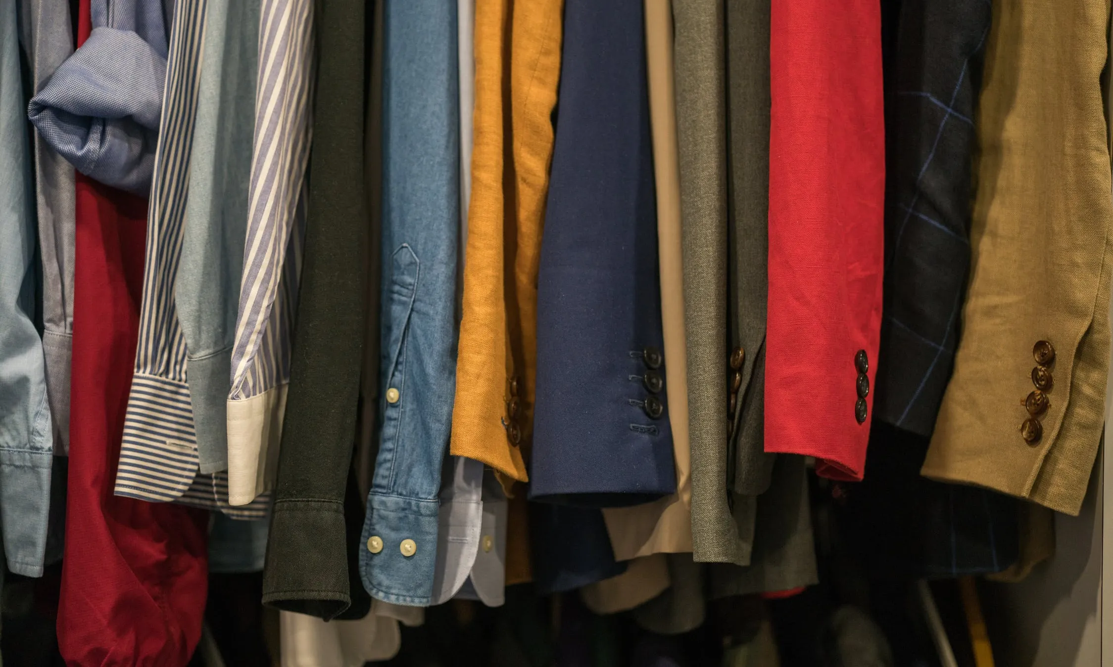 Les peces de roba que vestim, es calcula que es llencen després d’haver-se utilitzat només set o vuit vegades. L'anomenat 'fast fashion.