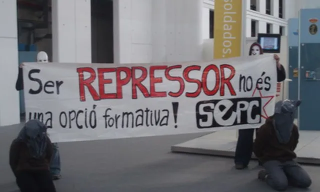 Protesta del Sindicat d'Estudiants dels Països Catalans (SEPC) contra la presència de la paradeta de les Forces Armades d'Espanya al Saló de l'Ensenyament de 2007.