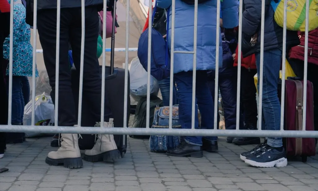 Persones que fugen de la guerra a la frontera entre Ucraïna i Polòmia.