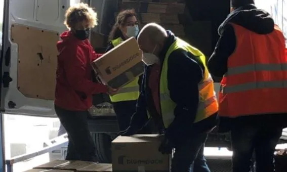 El Banc dels Aliments de Barcelona s’encarrega de gestionar el material que arriba a la nau cedida al Port de Barcelona.