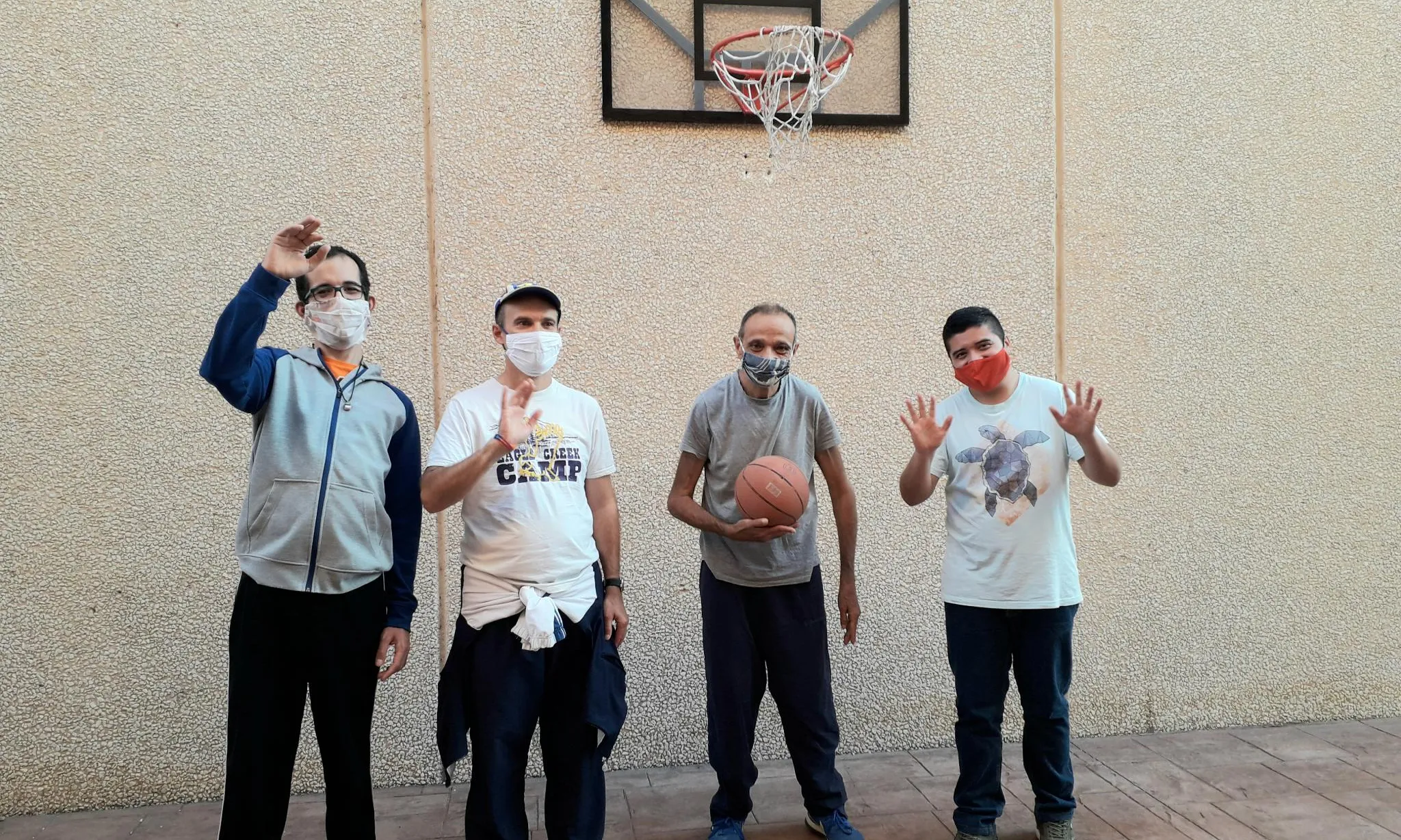 Participants al 'Vols? Bàsquet', una iniciativa inclosa en el projecte 'Vols? Sentir el voluntariat' de la Fundació Santa Teresa del Vendrell.